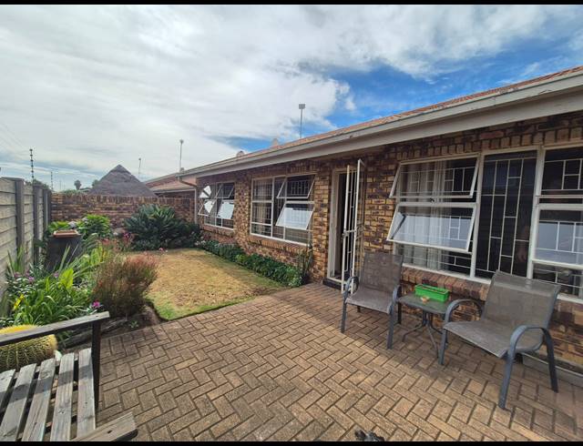 4 BEDROOM TOWNHOUSE FOR SALE IN VANDERBIJLPARK SE 1